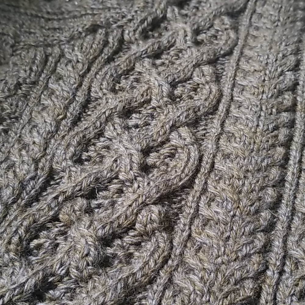 Cable Knit 100 % Wool Sweater Size Medium